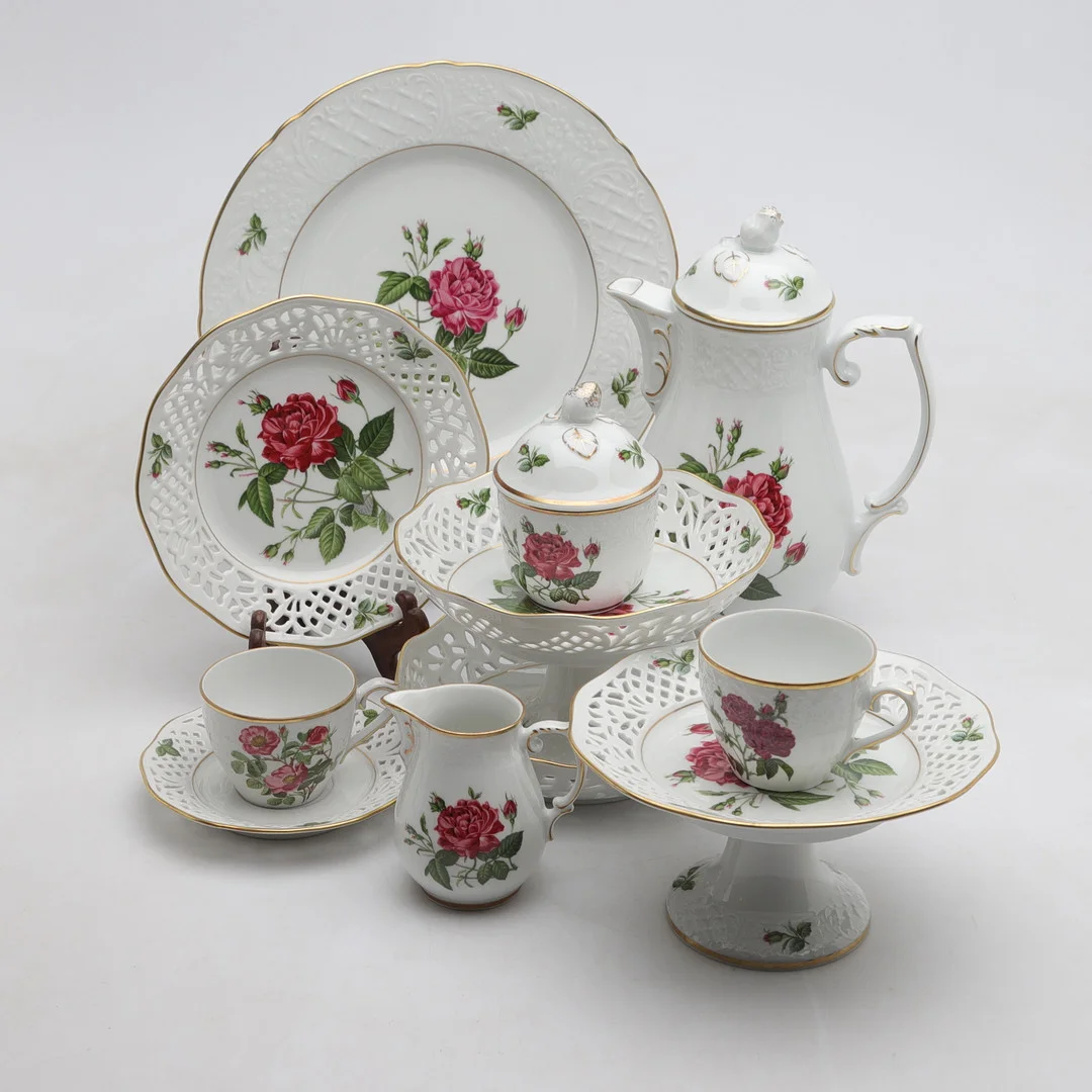 KAFFESERVIS, 31 delar, porslin, "Klassiska Rosor", Fyrklövern. — Tableware — Gomér & Andersson Norrköping