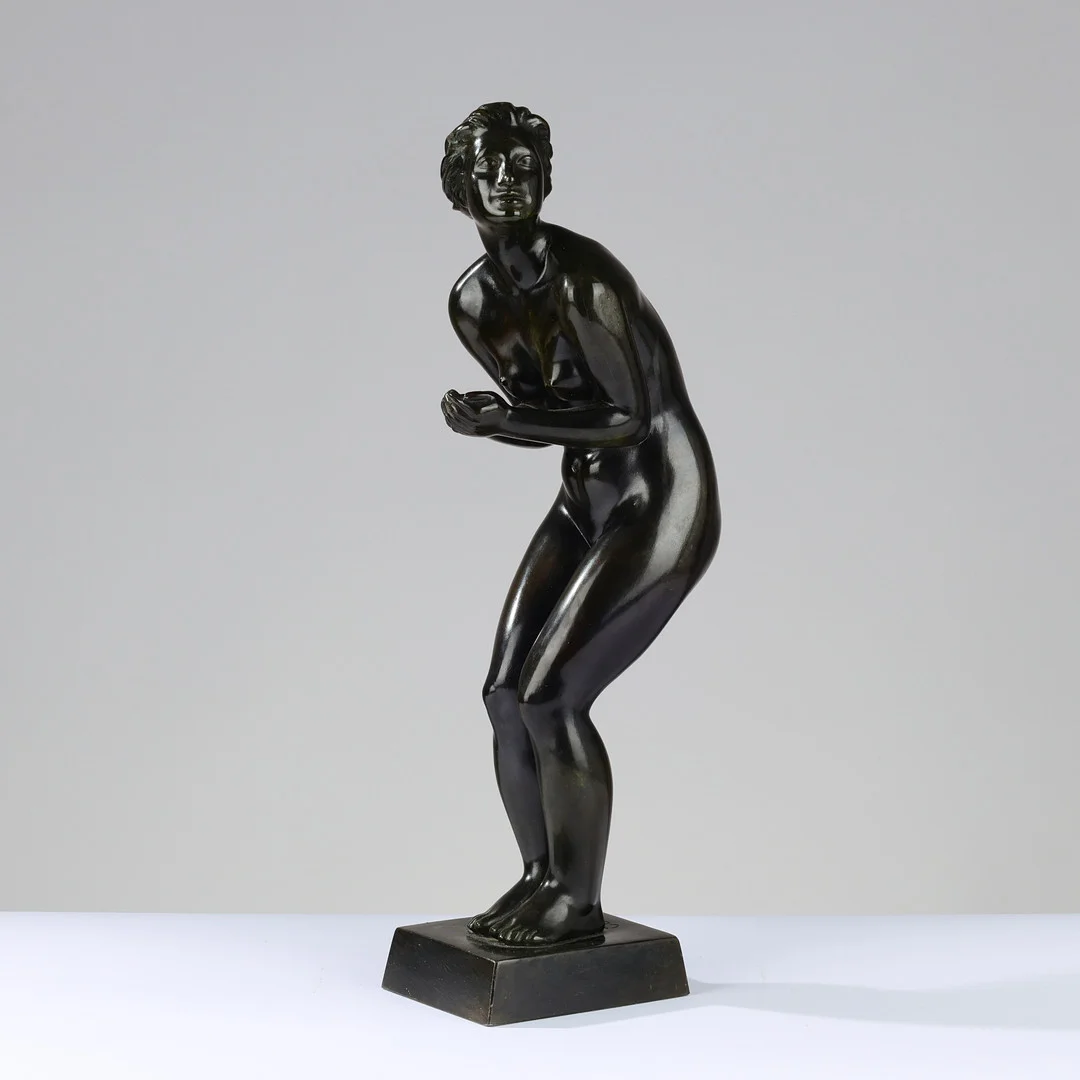 GUNNAR LINDHARDT HANSEN (1893-1945). Skulptur af patineret metal forestillende nøgen kvinde, signeret, Danmark, 1930/1940'erne. — Sculptures & Bronzes — Palsgaard Kunstauktioner