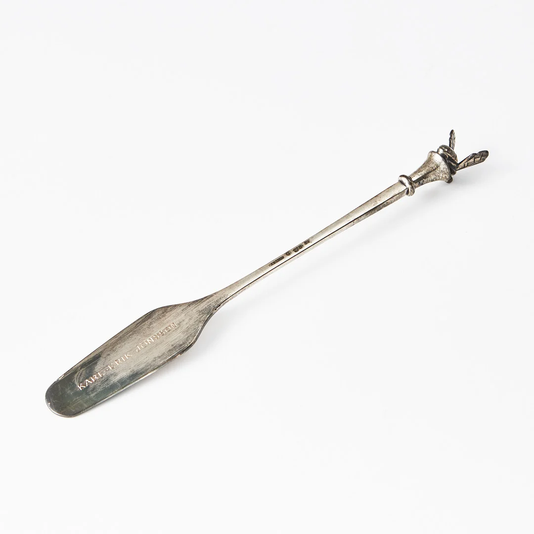 W.A.BOLIN, honungsspade, silver, skaftet krönt av ett bi, Stockholm 1964. — Silver — Stockholms Auktionsverk Magasin 5