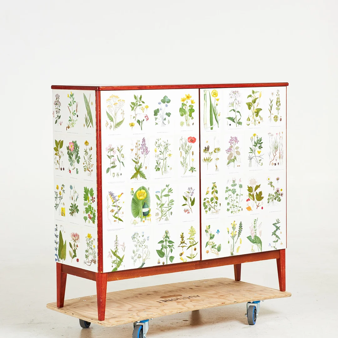 SKÅP, 1900-talets mitt, fanerad med mahogny, senare tapetserad med Nordens Flora, invändigt med hyllplan samt lådor, brickmärt Martin Karlssons Eftr Möbelfabrik Tibro. — Cupboards, Cabinets & Shelves — Stockholms Auktionsverk Sickla