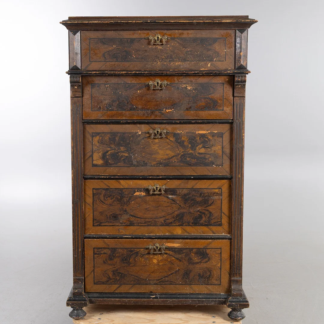 BYRÅ, 5-lådig, nyrenässans. — Chests of drawers — Stockholms Auktionsverk Helsingborg