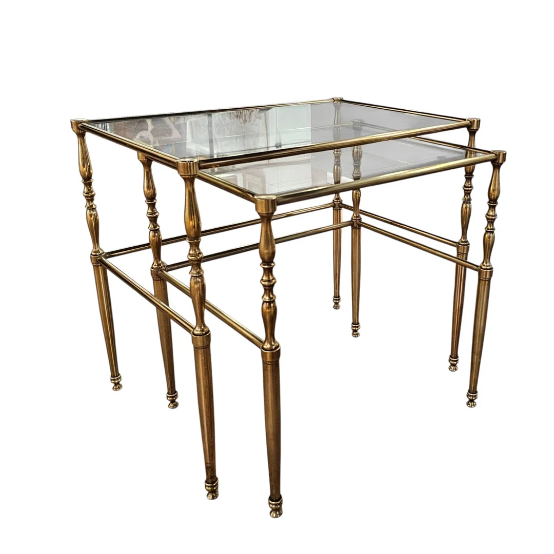Pareja de mesitas nido en latón y cristal. — Coffee Tables — Arce Auctions