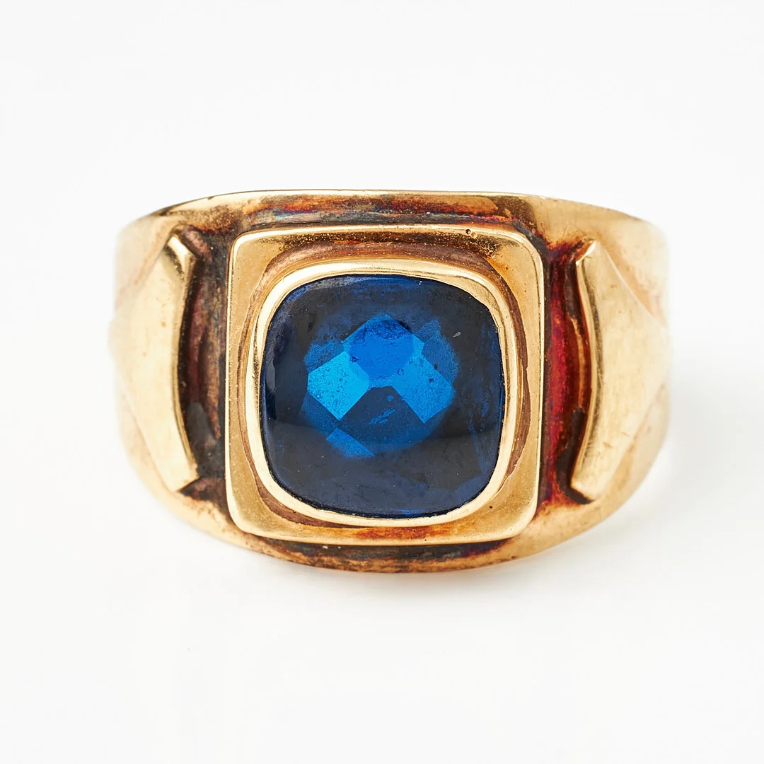 RING, 18 k guld, fasettslipat blått glas, Andréns Guldvaror, Köping 1964. — Rings — Stockholms Auktionsverk Magasin 5