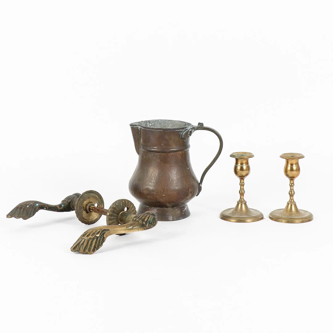 LJUSSTAKAR, KANNA OCH DÖRRHANDTAG. — Pewter, Brass & Copper — Karlstad Hammarö Auktionsverk