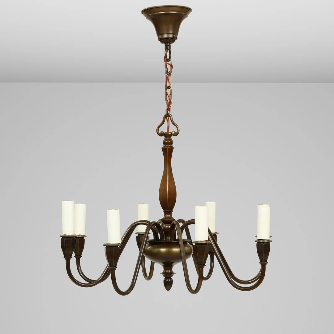 Ottearmet lysekrone af mørkpatineret messing dekoreret med runde og facetterede detaljer, udført af dansk eller svensk lampeproducent, 1930/40'erne. — Chandeliers — Palsgaard Kunstauktioner