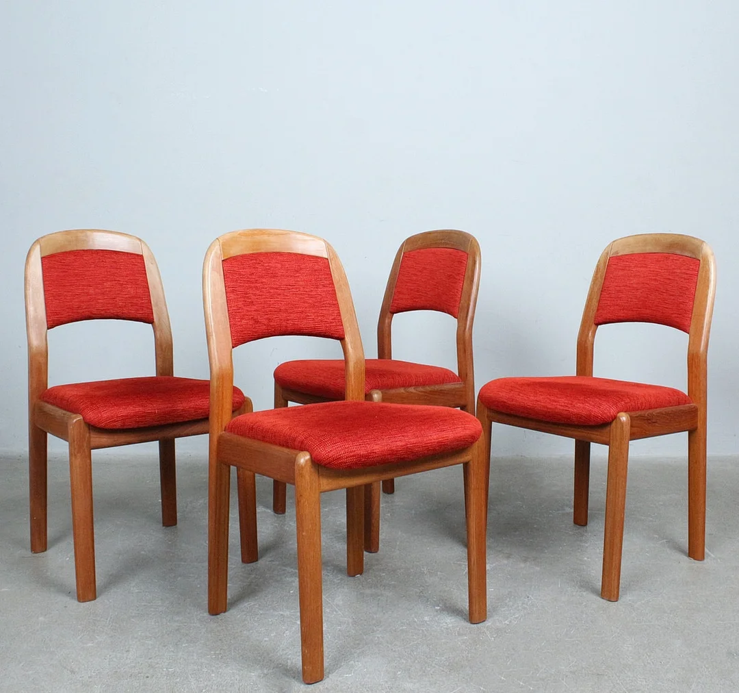 DYRLUND. Vier Esszimmerstühle aus Teak, Stoff, 1970er. — Armchairs & Chairs — Stockholms Auktionsverk Düsseldorf/Neuss