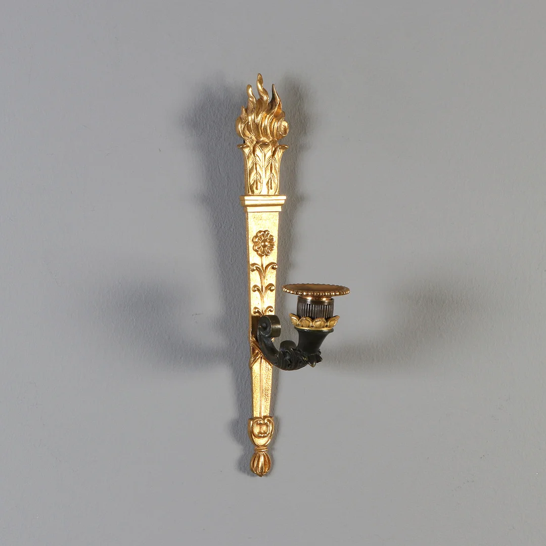 APPLIQUER, ETT PAR. Förgylld och patinerad brons, empirestil, 1900-tal. — Wall Lights — Skånes Auktionsverk