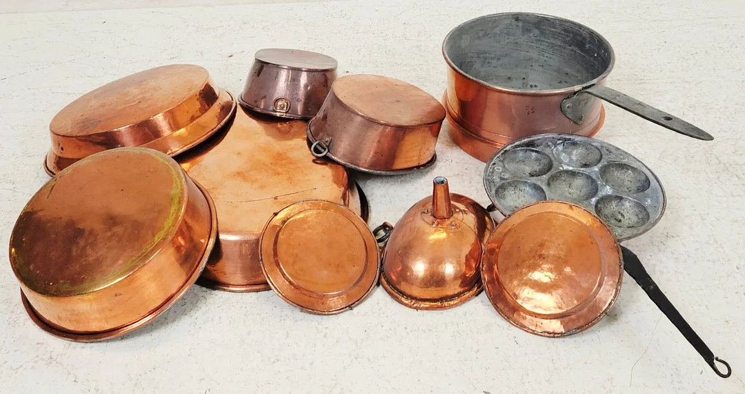 PARTI KOPPARFÖREMÅL. — Pewter, Brass & Copper — Auktionshuset Thörner & Ek