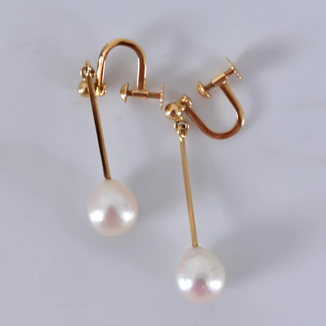 ÖRHÄNGEN, ett par, med pärla, 18K. — Earrings — Halmstads Auktionskammare