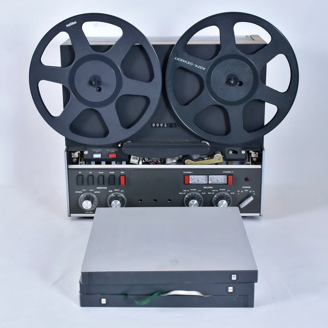 REVOX A77 Rullbandspelare med band. — Modern consumer electronics — Halmstads Auktionskammare