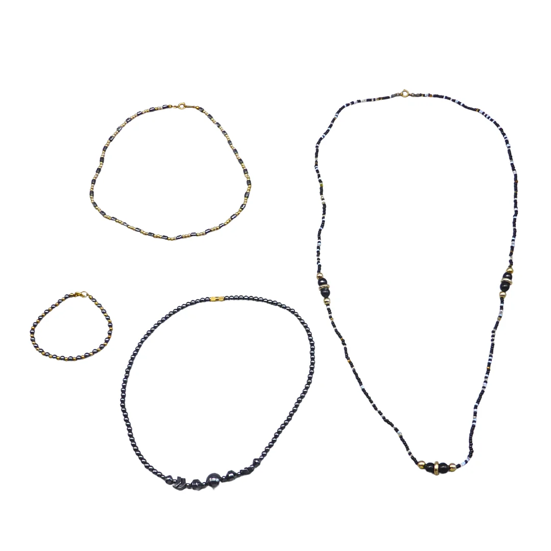 4-TEILIGES SCHMUCKSET AUS DUNKLEN UND METALLISCHEN PERLEN. — Jewellery — Auktionshaus Stuber's Hammerschlag