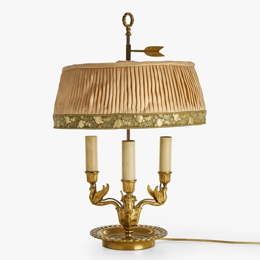 BORDSLAMPA, bouillotemodell, empirestil, 1800/1900-tal, stomme i mässing, 3 ljuspunkter. — Table Lamps — Crafoord Auktioner Stockholm