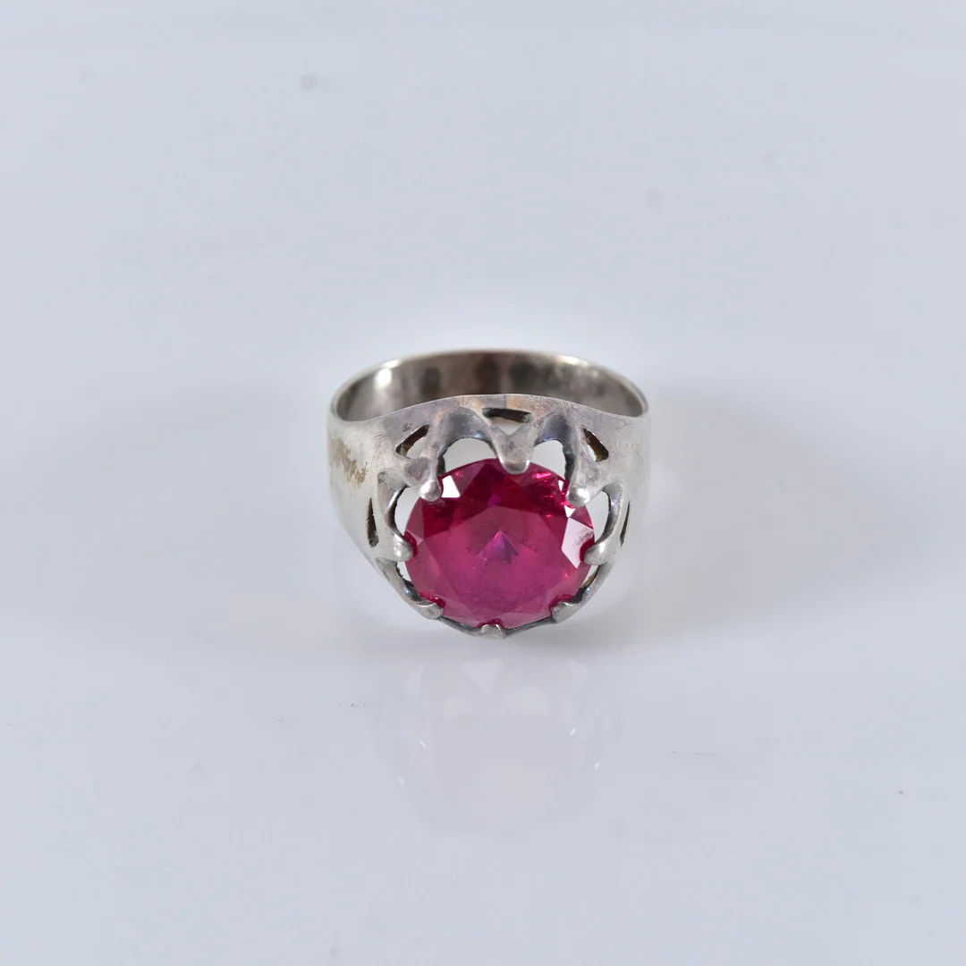 RING, med röd sten, silver. — Rings — Halmstads Auktionskammare