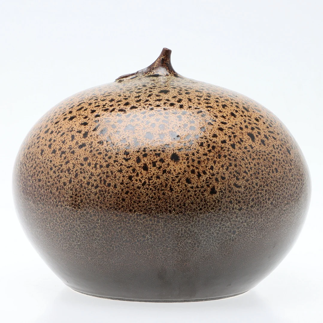YNGVE BLIXT. Vas/skulptur, stengods, Höganäs, signerad, daterad -75. — European — Ekenbergs Auktioner