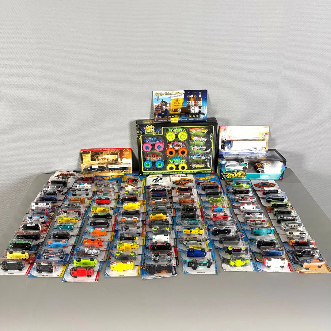 SAMLING MODELLBILAR, 105 st, bl a Hotwheels, Grell, bl a i originalkartonger. Ur olika serier bl a "Flying Customs", "Marvel", "Monstertrucks Glow in the Dark", "Forza", "Nineties Streetscene". — Model cars — Skandia Auktion