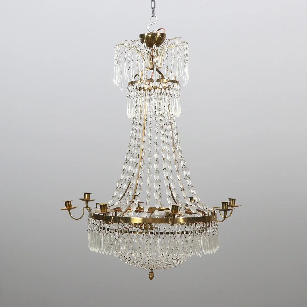 LJUSKRONA MED PRISMOR. Mässingsstomme med glasprismor. Gustaviansk stil, tidigt 1900-tal. — Chandeliers — Skånes Auktionsverk