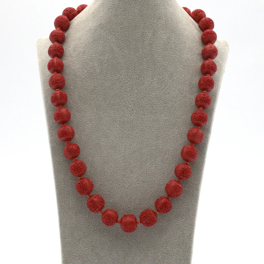CHINESISCHES VINTAGE COLLIER MIT GESCHNITZTEN ZINNOBER PERLEN UM 1960-1970. — Necklace — Kunst- und Auktionshaus Kleinhenz