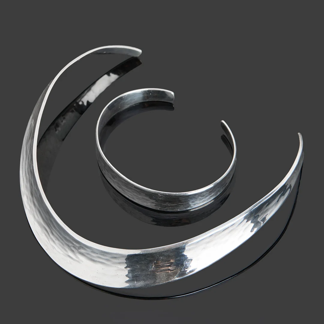 KARL-ERIK PALMBERG & ALTON, halsring samt armring, hamrad dekor, armring stämpelsignerad KE Palmberg, 1974, Falköping. — Necklace — Crafoord Auktioner Stockholm