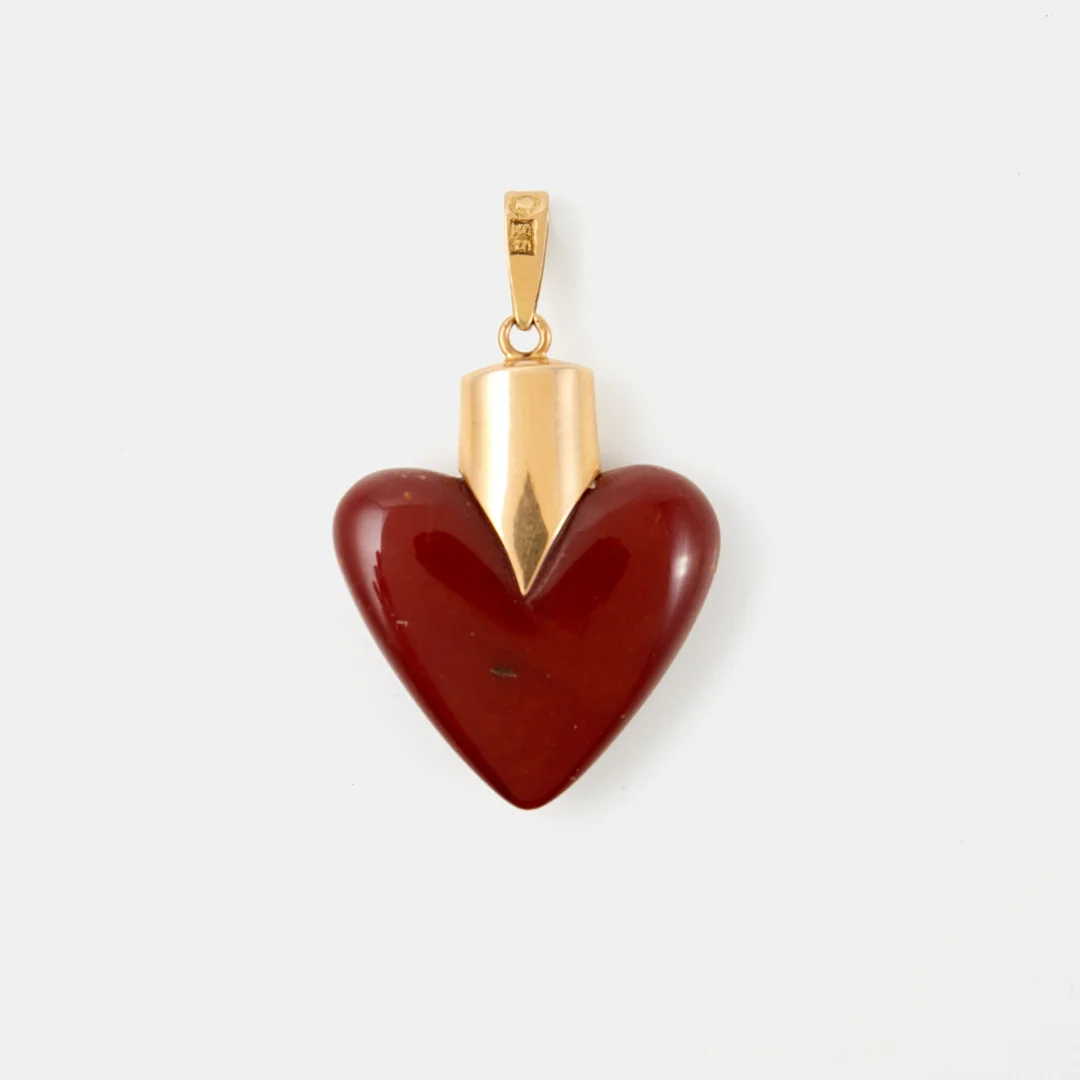 HÄNGE, 18 k guld, bärnsten, svenska stämplar, i form av hjärta. — Brooches & Pendants — Stockholms Auktionsverk Sickla