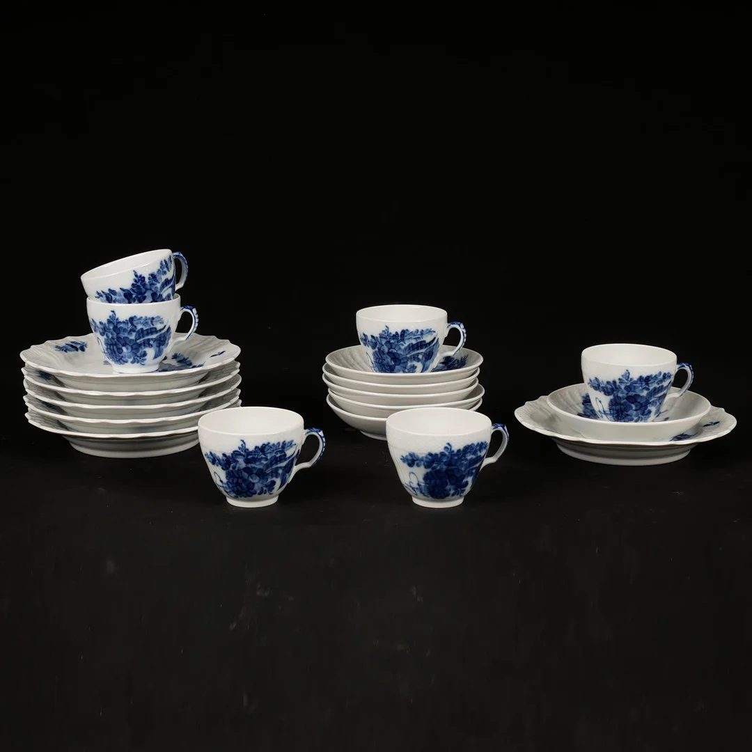 KAFFESERVIS, 12 delar, "Blå Blomster", Royal Copenhagen, Danmark. — Tableware — Auktionsfirma Kenneth Svensson i Kalmar