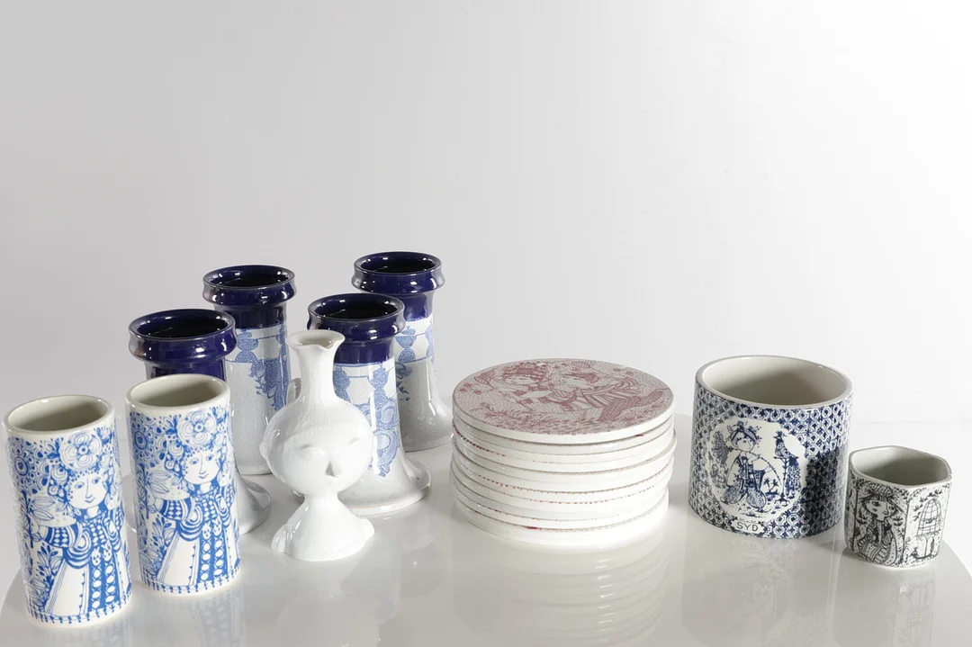 BJØRN WIINBLAD (F. 1918 - D. 2006). Samling dele af porcelæn, mrk. Bjørn Wiinblad, i alt 21 dele. Danmark. (21). — European — Woxholt Auktionshus