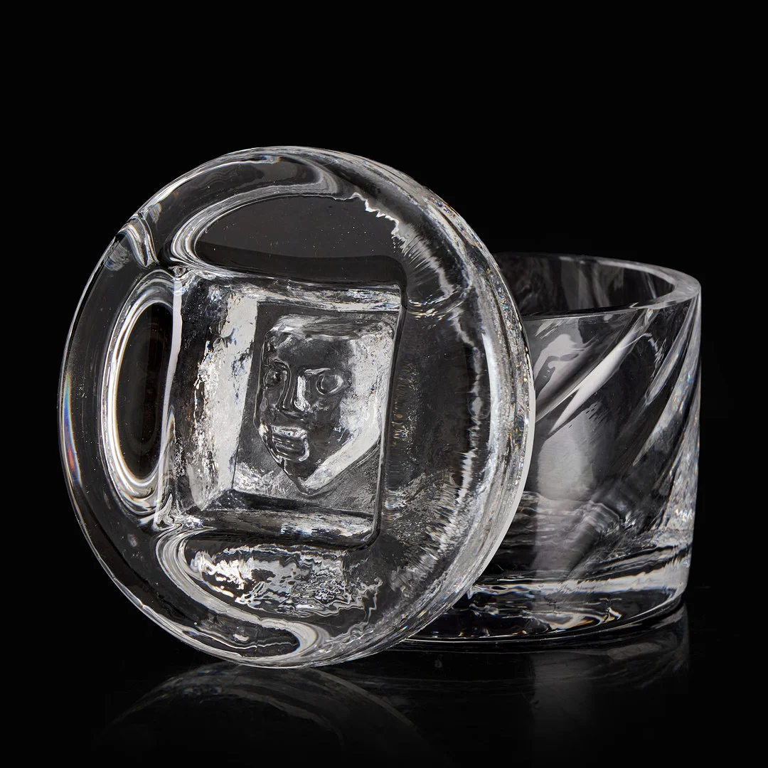 ERIK HÖGLUND (1932–1998). Burk med lock, reliefdekor av ansikte, signerad Boda H 1031. 1960/70-tal. — Art glass — Crafoord Auktioner Stockholm