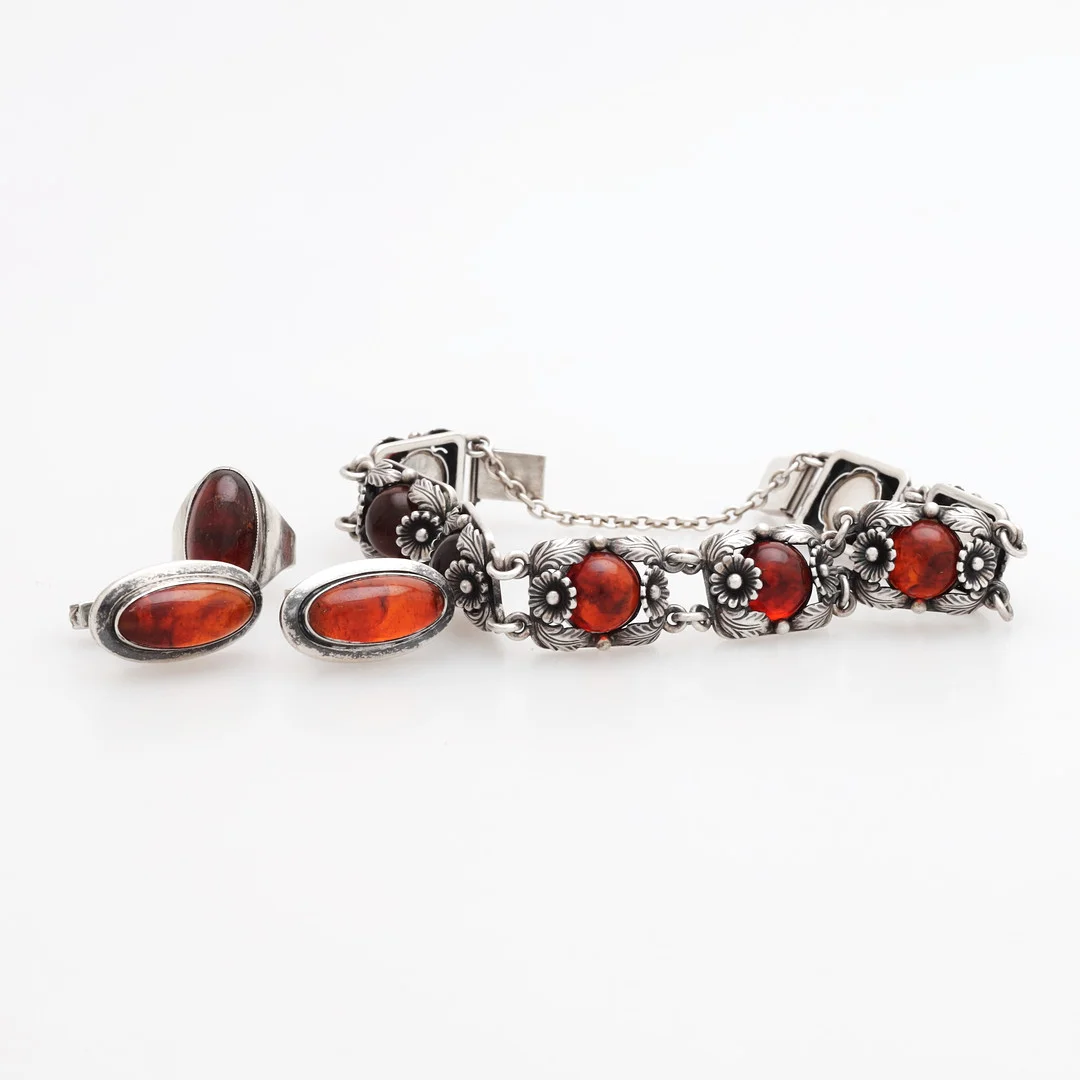 NILS-ERIK FROM. Armband/ring/manschettknappar, sterlingsilver/bärnsten, NE From, Danmark, totalvikt 62 gram. — Jewellery — Växjö Auktionskammare