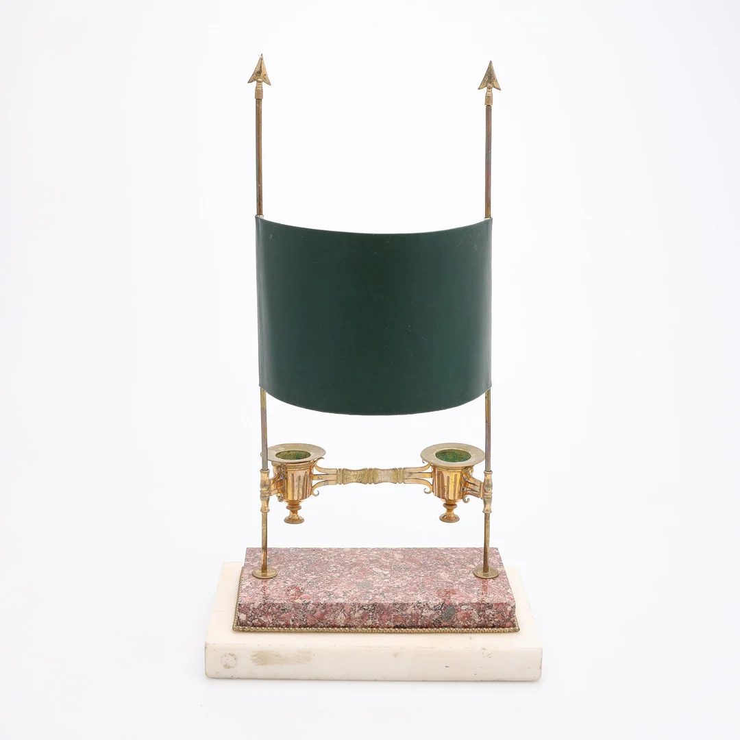 LÄSLJUSTAKE, SENGUSTAVIANSK, 1800-TALETS BÖRJAN, BEMÅLAD PLÅT OCH FÖRGYLLD BRONS PÅ BAS AV GARBERGSGRANIT RESPEKTIVE VIT MARMOR. — Table Lamps — Crafoord Auktioner Lund