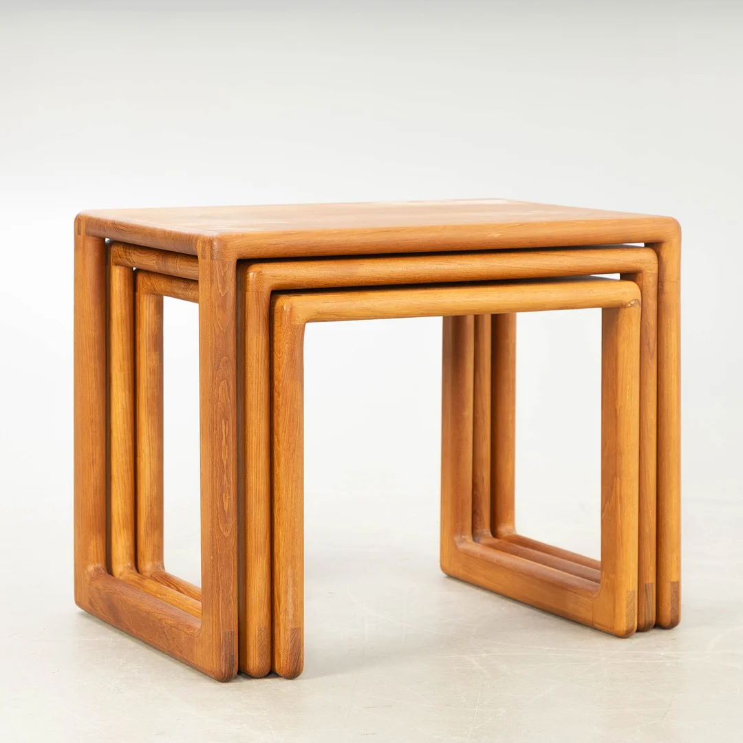 Satztische aus massivem Teakholz, Dänemark (3). — Coffee Tables — Stockholms Auktionsverk Hamburg