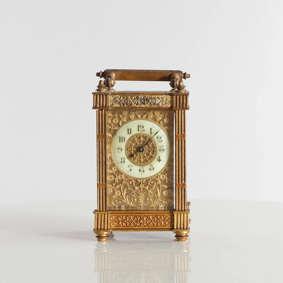 J.E. CALDWELL. TILSKREVET. Fransk carriage rejseur, facetslebet glas. Kasse af messing. — Carriage & Miniature Clocks — Woxholt Auktionshus