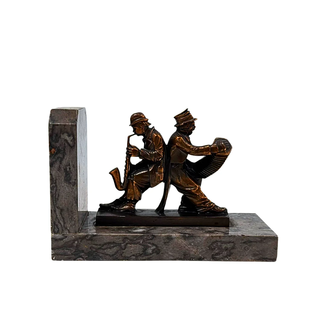 BUCHSTÜTZE AUS MARMOR MIT EINER METALLGUSS-SKULPTUR VON ZWEI SITZENDEN MUSIKERN. — Sculptures & Bronzes — Auktionshaus Stuber's Hammerschlag