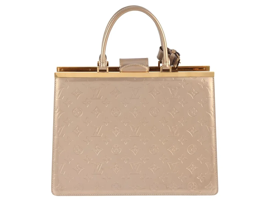 LOUIS VUITTON, VÄSKA, Deese GM, beige Aramante Monogram Vernis, guldfärgade beslag, 35x26x14 cm, märkt MI2112, år 2012, originalkartong. Very Good Condition. — Accessoarer/Väskor — Kaplans