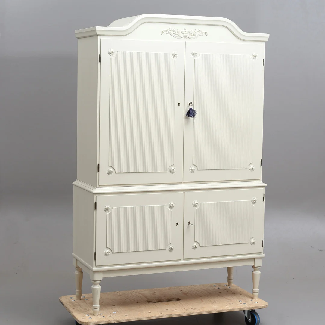 MATSALSSKÅP, gustaviansk stil, 1900-talets andra hälft. — Cupboards, Cabinets & Shelves — Auktionshuset Thelin & Johansson