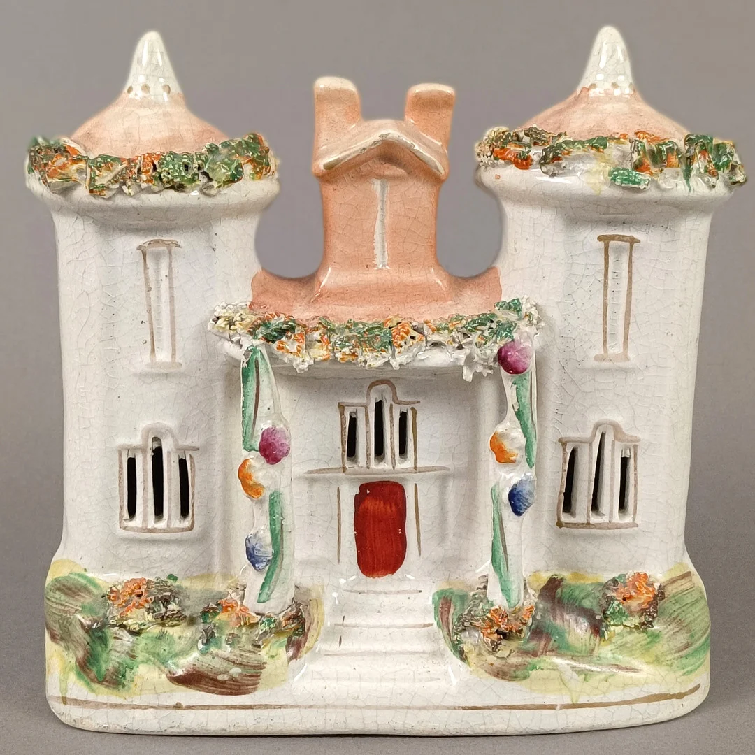 STAFFORDSHIRE-FIGUR "VIKTORIANISCHES SCHLOSS" - England, 19. Jh. / um 1900, Keramik. — European — Auktionshaus Blank