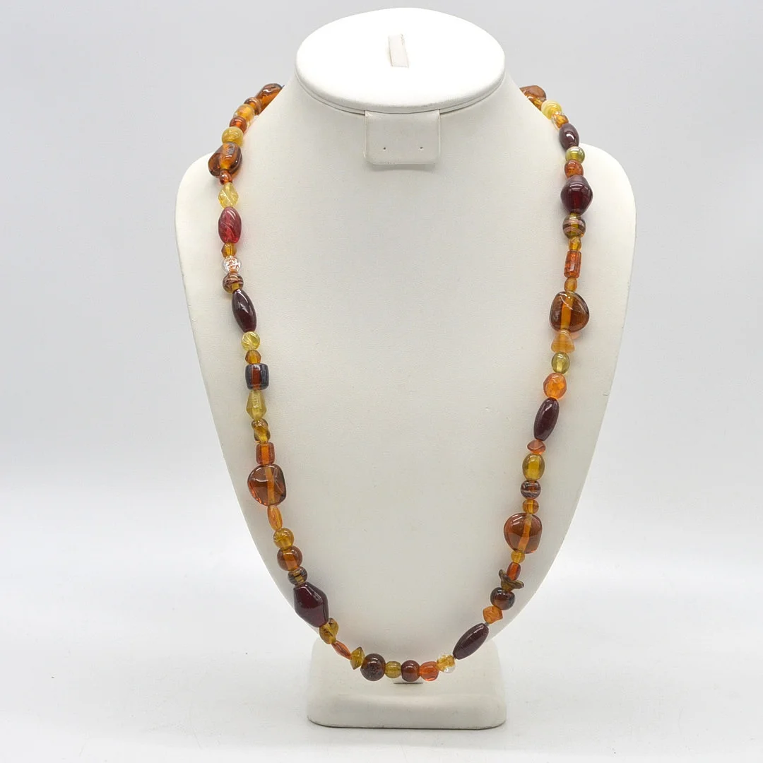 PERLENCOLLIER AUS MURANO GLAS, BERNSTEINFARBIG, HANDGEMACHT, UNTERSCHIEDLICHE FORMEN, ITALIEN, UM 1960ER JAHRE. — Necklace — Kunst- und Auktionshaus Kleinhenz