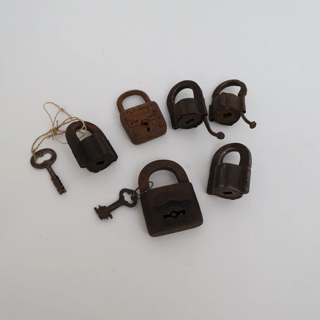 LÅS 6st, 1800-1900-tal, delvis polhemslås, med 2 nycklar. — Other metals — Falun Auktionsbyrå
