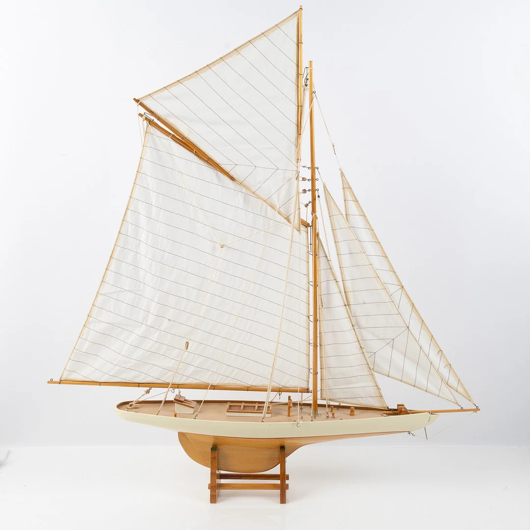 POND YACHT, seglande modell, bemålat köl, sydda segel, 1900-tal. — Technica & Nautica — Stockholms Auktionsverk Helsingborg