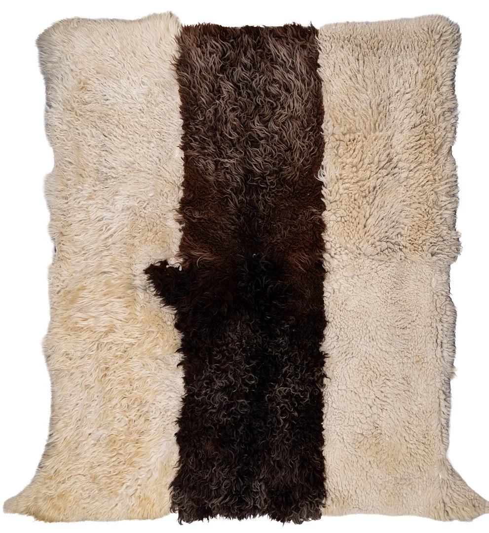 MATTA, fårskinn, 1900-talets andra hälft, (145 × 185 cm. — Carpets — Norrlands Auktionsverk
