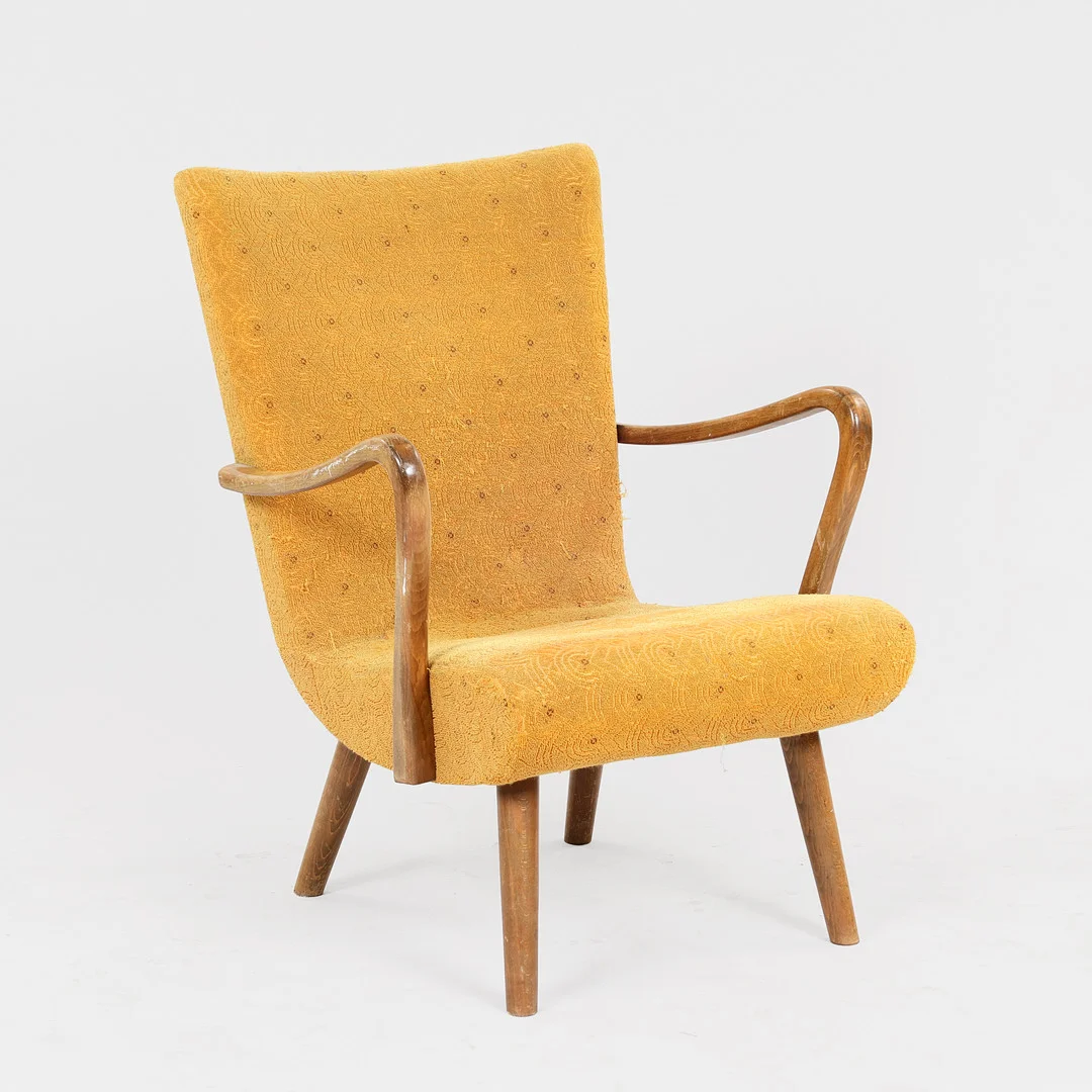 DANSK DESIGN: Lænestol med gult stofbetræk og svungne arme af bøgetræ, dansk møbelproducent, 1940/50'erne. — Armchairs & Chairs — Palsgaard Kunstauktioner