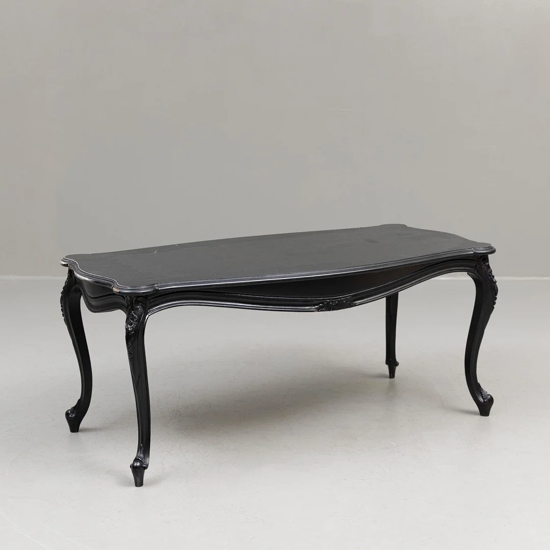 SOFFBORD, svartlackerad, rokokostil, av senare datum. — Coffee Tables — Garpenhus Auktioner