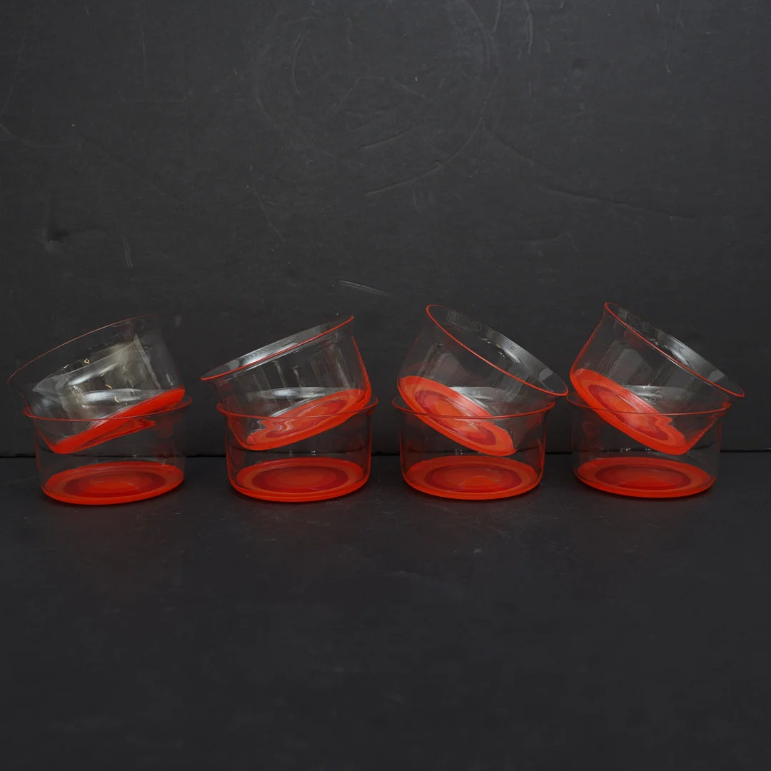 CATTI ÅSÉLIUS LIDBÄCK. Dessertskålar 8st, "Mitt i prick" Gullaskruf, med handmålad dekor. — Tableware — Falun Auktionsbyrå