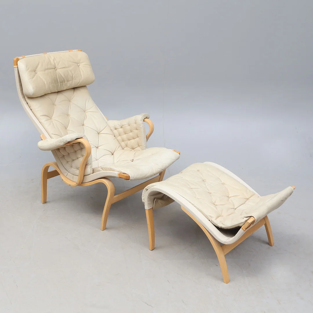 BRUNO MATHSSON. FÅTÖLJ, med FOTPALL, Pernilla, Dux, stämpelsignatur. — Armchairs & Chairs — Kalmar Auktionsverk