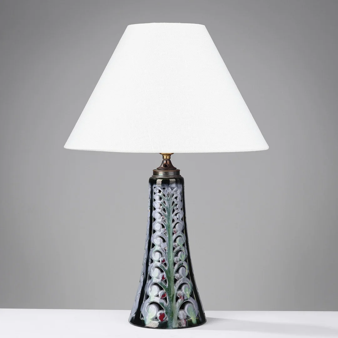 MICHAEL ANDERSEN & SØN: Tidlig bordlampe af glaseret keramik i Art Nouveau stil, modelnr. 968, Bornholm, Danmark, 1910'erne. — Table Lamps — Palsgaard Kunstauktioner