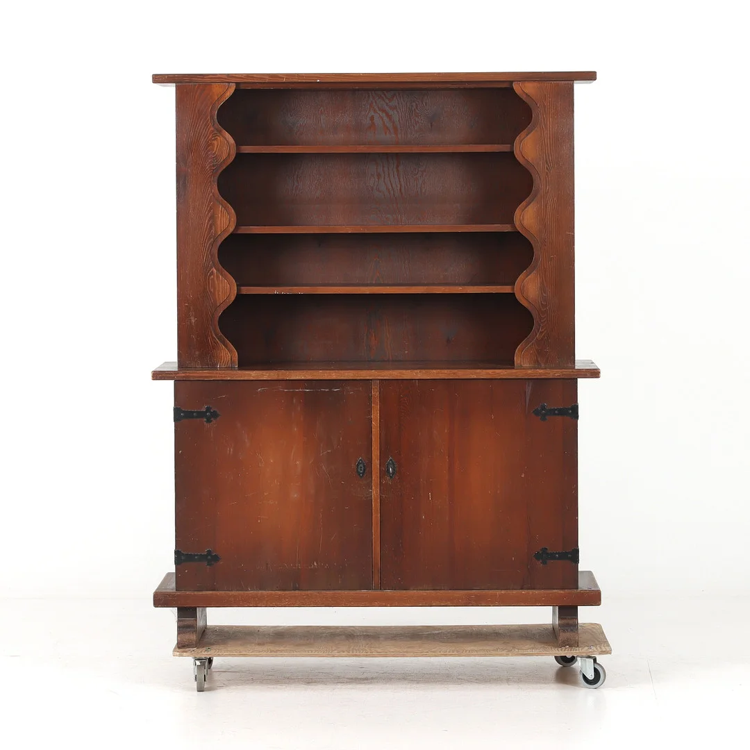 ÅBY MÖBELFABRIK. Skåp, 1940/50-tal, sportstugemodell, betsad och lackad furu. — Cupboards, Cabinets & Shelves — Stadsauktion Sundsvall