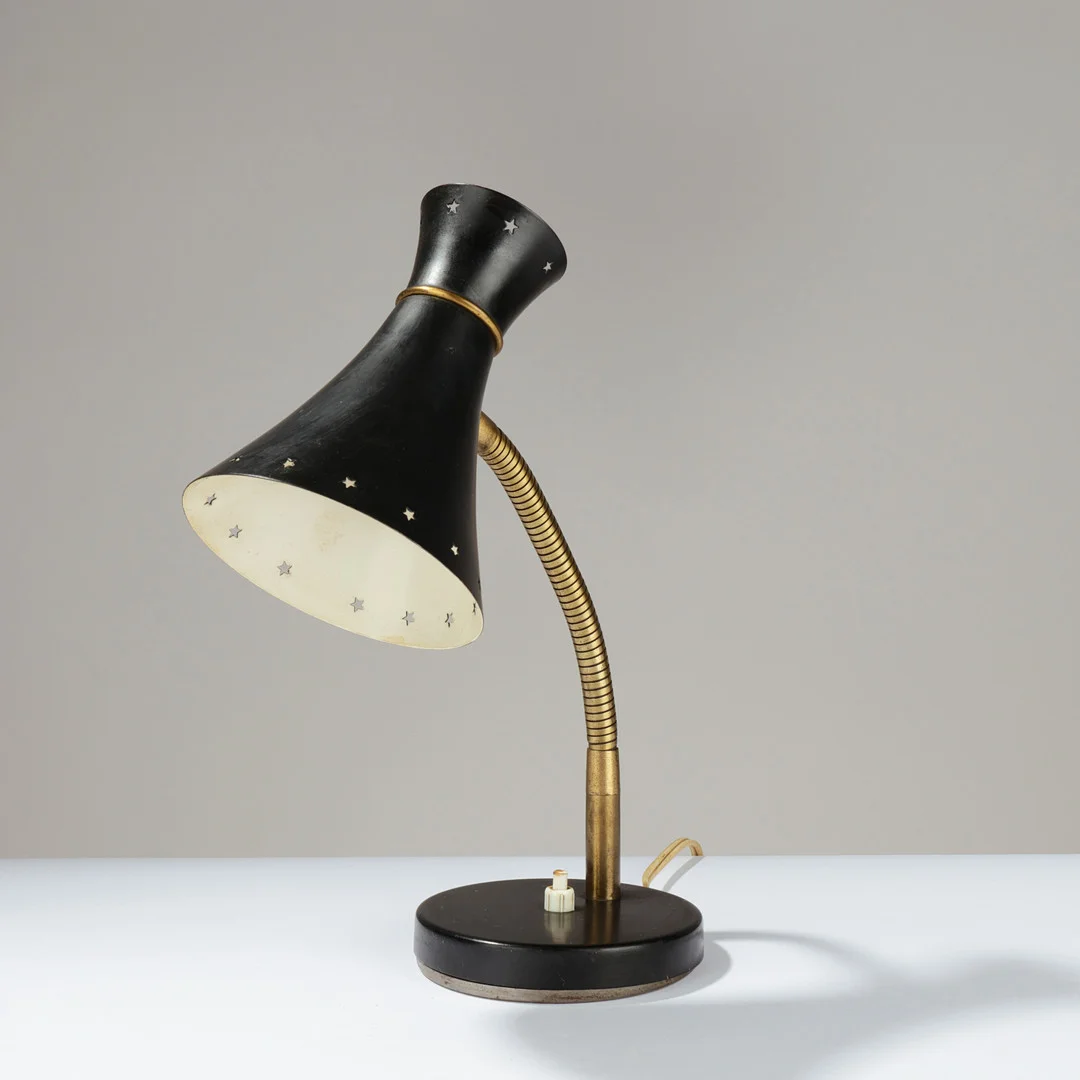 SVEND AAGE HOLM SØRENSEN (1913-2004). TILSKREVET. Bordlampe af sortlakeret metal og messing, 1950-60'erne. — Table Lamps — Palsgaard Kunstauktioner