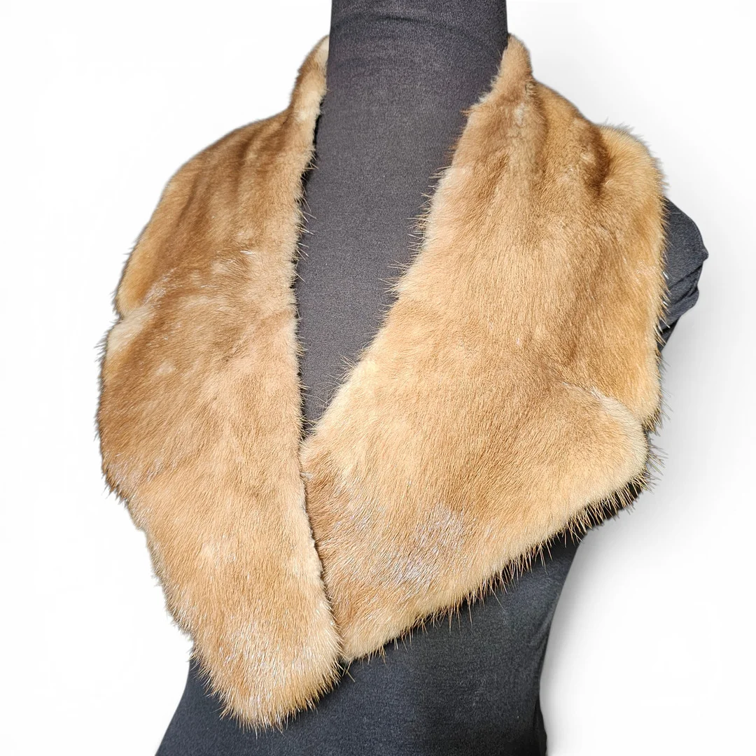 Cuello de visón color beige. — Vintage & Designer Fashion — Arce Auctions