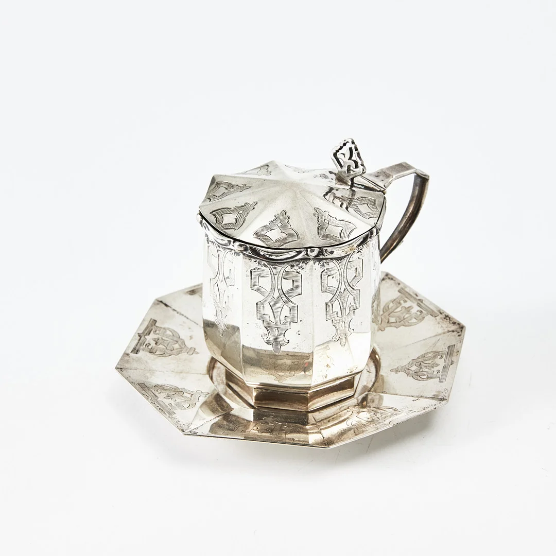 GULDSMEDSAKTIEBOLAGET. Senapskanna på fat, silver, Stockholm 1913. — Silver — Stockholms Auktionsverk Magasin 5