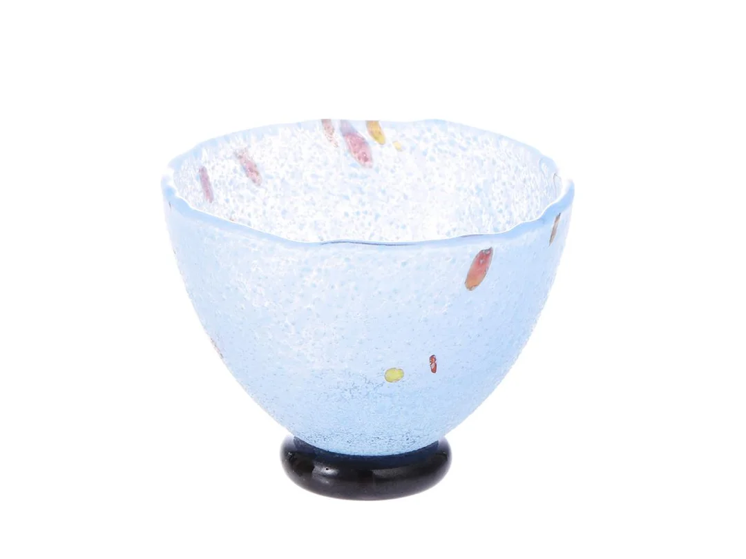 KOSTA BODA, skål, glas, design av Bertil Vallien, modell Chicko, höjd 8,4 cm, bredd 10,7 cm, signerad. — Glas/Konstglas — Kaplans