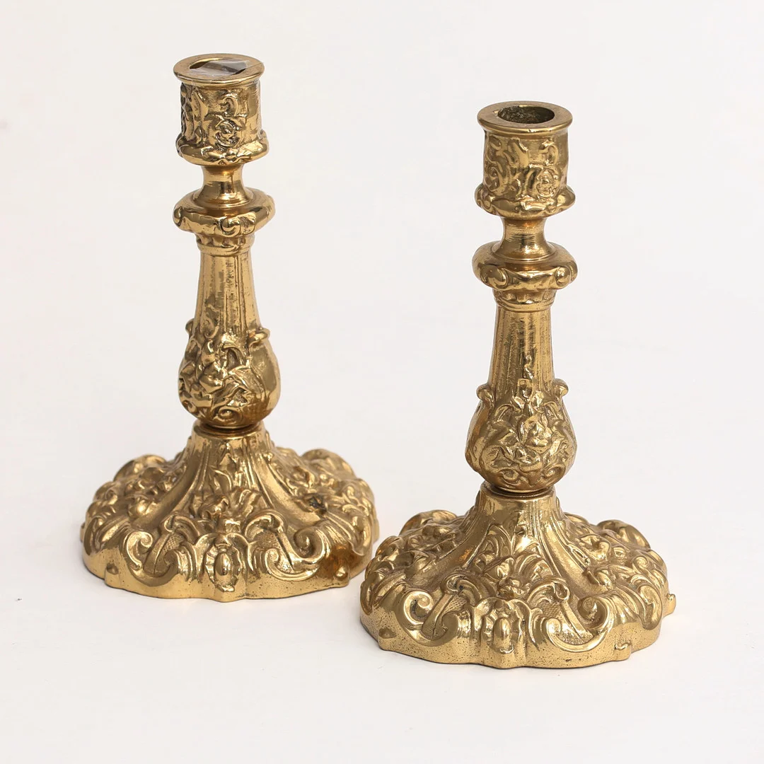 LJUSSTAKAR, ett par, malm. — Candlesticks — Auktionshuset Thelin & Johansson