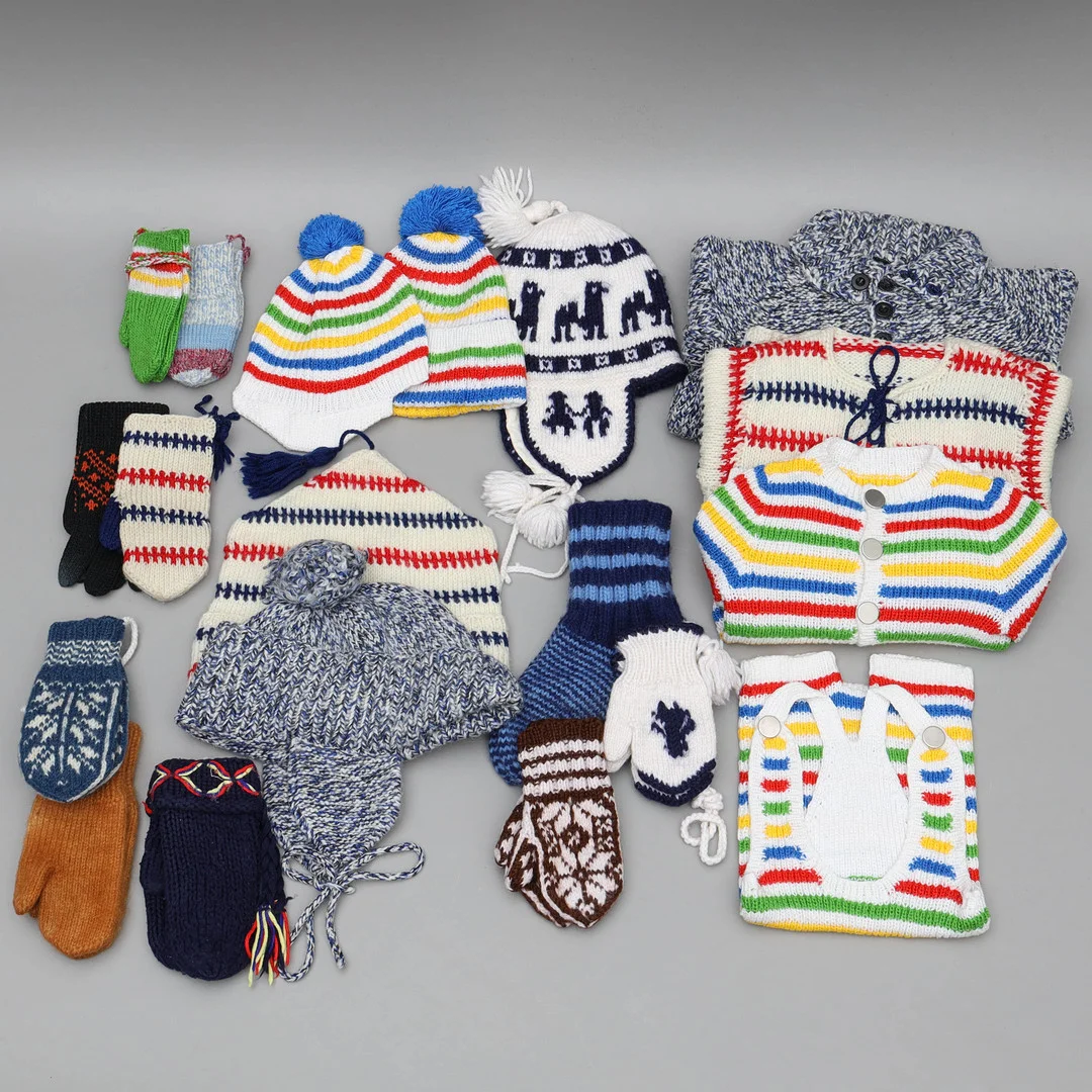 KLÄDER, MÖSSOR samt VANTAR, stickade, för barn. — Vintage & Designer Fashion — Auktionsmagasinet Vänersborg